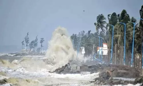 அடுத்த 12 மணி நேரத்தில் ஆழ்ந்த காற்றழுத்த தாழ்வு மண்டலம் புயலாக வலுவடையும்:  வானிலை மையம்