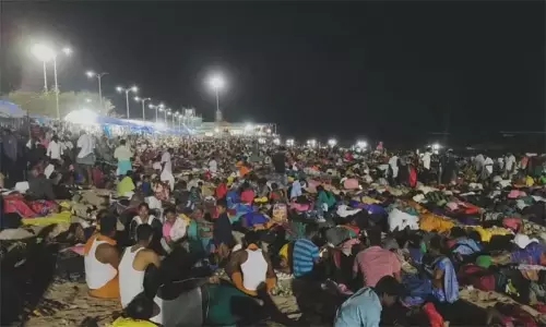 திருவிழா, விடுமுறை தினம்: முருகனை தரிசிக்க திருச்செந்தூருக்கு படையெடுத்த பக்தர்கள்