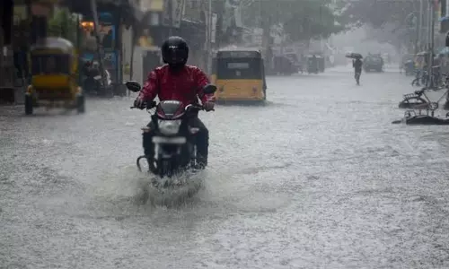 கனமழை எச்சரிக்கை: 120 தீயணைப்பு வீரர்கள் சென்னைக்கு வருகை