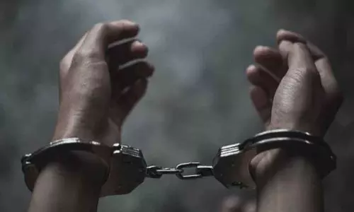 சேலம்: ஆட்டோ டிரைவரிடம் ஏ.டி.எம். கார்டை திருடி பணம் எடுத்த ஆசிரியர் கைது சேலம்: ஆட்டோ டிரைவரிடம் ஏ.டி.எம். கார்டை திருடி பணம் எடுத்த ஆசிரியர் கைது