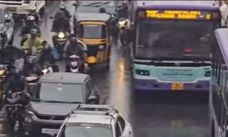 சென்னை புறநகர் பகுதிகளில் கனமழை; தாம்பரத்தில் போக்குவரத்து பாதிப்பு சென்னை புறநகர் பகுதிகளில் கனமழை; தாம்பரத்தில் போக்குவரத்து பாதிப்பு