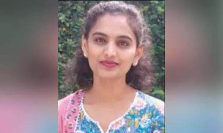 குளியல் அறையில் பிணமாக கிடந்த இளம்பெண்... தோழியிடம் விசாரணை குளியல் அறையில் பிணமாக கிடந்த இளம்பெண்... தோழியிடம் விசாரணை