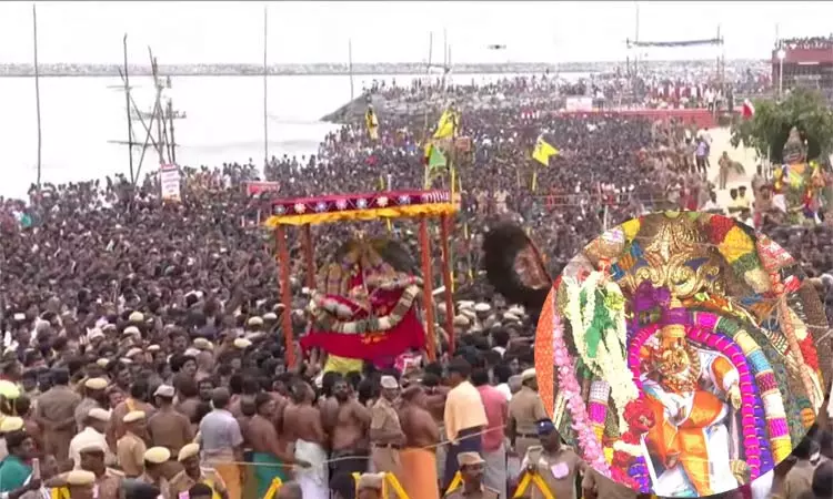 திருச்செந்தூரில் கோலாகலமாக நடைபெற்ற சூரசம்ஹாரம்.. விண்ணைப் பிளந்த அரோகரா முழக்கம் திருச்செந்தூரில் கோலாகலமாக நடைபெற்ற சூரசம்ஹாரம்.. விண்ணைப் பிளந்த அரோகரா முழக்கம்