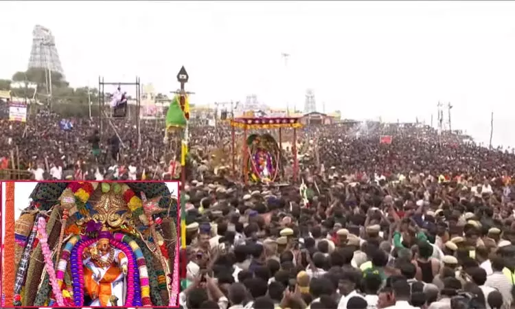 திருச்செந்தூரில் கோலாகலமாக நடைபெற்ற சூரசம்ஹாரம்.. விண்ணைப் பிளந்த அரோகரா முழக்கம் திருச்செந்தூரில் கோலாகலமாக நடைபெற்ற சூரசம்ஹாரம்.. விண்ணைப் பிளந்த அரோகரா முழக்கம்