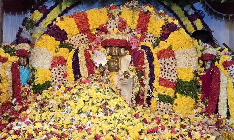 திருத்தணி முருகன் கோவிலில் புஷ்பார்ச்சனை திருத்தணி முருகன் கோவிலில் புஷ்பார்ச்சனை