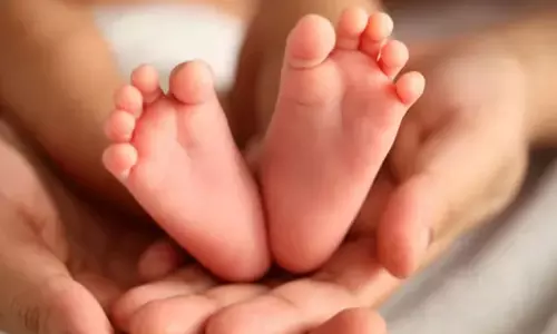 கேரளாவில் 2½ மாத ஆண் குழந்தையை ரூ.50 ஆயிரத்திற்கு விற்க முயற்சி: தந்தை உள்பட 3 பேர் கைது கேரளாவில் 2½ மாத ஆண் குழந்தையை ரூ.50 ஆயிரத்திற்கு விற்க முயற்சி: தந்தை உள்பட 3 பேர் கைது