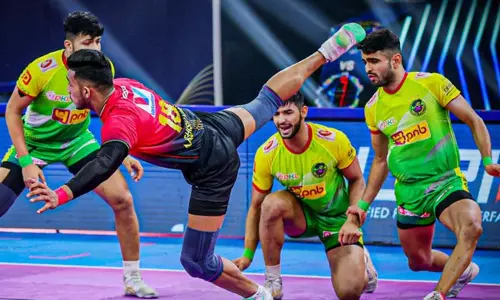 புரோ கபடி லீக் ‘பிளே ஆப்’ சுற்று: பெங்களூரு புல்ஸை வீழ்த்திய பாட்னா பைரேட்ஸ்