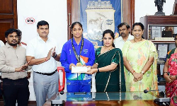 கபடி வீராங்கனை கார்த்திகாவுக்கு ஊக்கத்தொகை வழங்கிய மேயர் ப்ரியா கபடி வீராங்கனை கார்த்திகாவுக்கு ஊக்கத்தொகை வழங்கிய மேயர் ப்ரியா