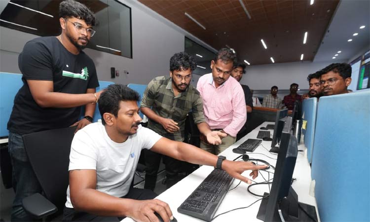 சென்னை மாநகராட்சி கட்டுப்பாட்டு மையத்தில் உதயநிதி ஸ்டாலின் ஆய்வு