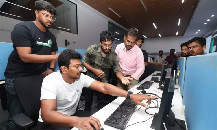 சென்னை மாநகராட்சி கட்டுப்பாட்டு மையத்தில் உதயநிதி ஸ்டாலின் ஆய்வு சென்னை மாநகராட்சி கட்டுப்பாட்டு மையத்தில் உதயநிதி ஸ்டாலின் ஆய்வு