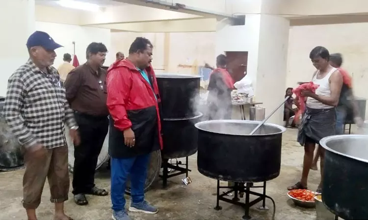 வடகிழக்கு பருவமழை எதிரொலி; 6 நாட்களில் 4.12 லட்சம் பேருக்கு உணவு: தமிழக அரசு தகவல் வடகிழக்கு பருவமழை எதிரொலி; 6 நாட்களில் 4.12 லட்சம் பேருக்கு உணவு: தமிழக அரசு தகவல்