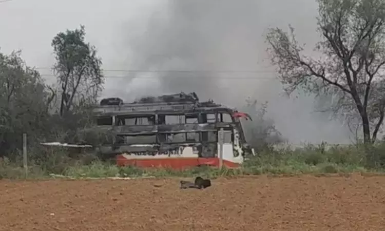 மின்கம்பி அறுந்து விழுந்ததில் தீப்பற்றி எரிந்த ஆம்னி பஸ் - 2 பேர் பலி மின்கம்பி அறுந்து விழுந்ததில் தீப்பற்றி எரிந்த ஆம்னி பஸ் - 2 பேர் பலி