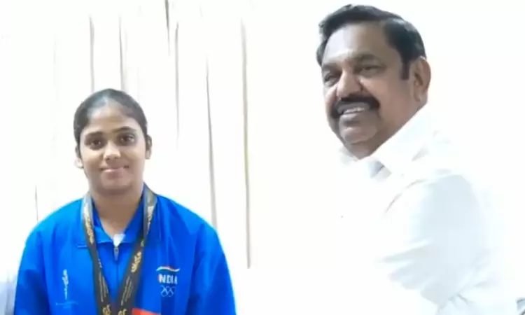 எடப்பாடி பழனிசாமியை சந்தித்து வாழ்த்து பெற்ற கார்த்திகா