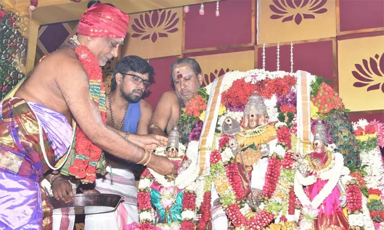 பழனியில் திருக்கல்யாண உற்சவம்.. திரளான பக்தர்கள் சாமி தரிசனம் பழனியில் திருக்கல்யாண உற்சவம்.. திரளான பக்தர்கள் சாமி தரிசனம்