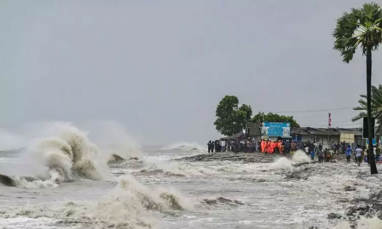 மசூலிப்பட்டினத்திற்கு 70 கி.மீ. தொலைவில் மோந்தா புயல்