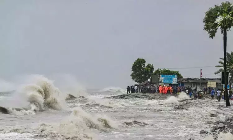 மசூலிப்பட்டினத்திற்கு 70 கி.மீ. தொலைவில் மோந்தா புயல் மசூலிப்பட்டினத்திற்கு 70 கி.மீ. தொலைவில் மோந்தா புயல்