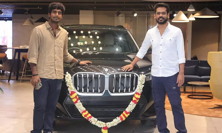 “டூரிஸ்ட் பேமிலி” பட இயக்குநருக்கு பிஎம்டபிள்யூ கார் பரிசளித்த தயாரிப்பாளர்