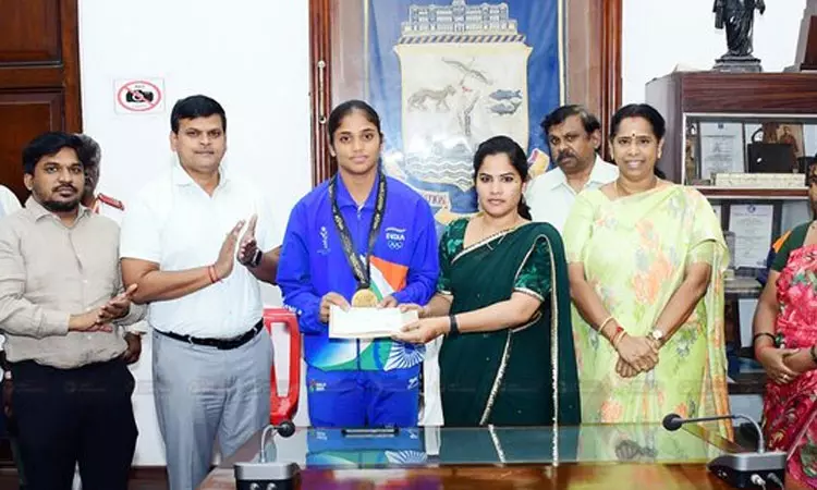 கபடி வீராங்கனை கார்த்திகாவுக்கு ஊக்கத்தொகை வழங்கிய மேயர் ப்ரியா கபடி வீராங்கனை கார்த்திகாவுக்கு ஊக்கத்தொகை வழங்கிய மேயர் ப்ரியா