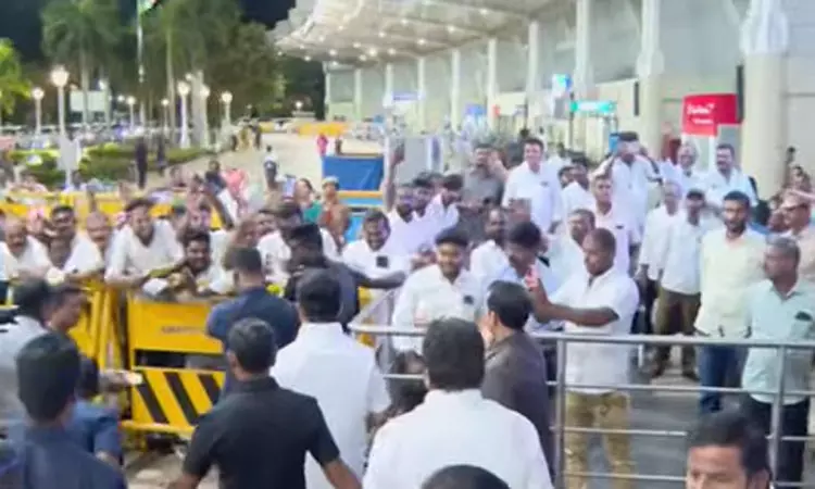 மதுரை வந்த முதல்-அமைச்சர் மு.க.ஸ்டாலினுக்கு உற்சாக வரவேற்பு மதுரை வந்த முதல்-அமைச்சர் மு.க.ஸ்டாலினுக்கு உற்சாக வரவேற்பு