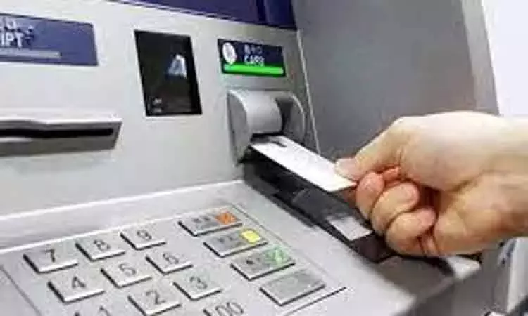 ஏ.டி.எம். எந்திரத்தில் பணம் எடுத்து தருவதாக கூறி முதியவரிடம் ரூ.18 ஆயிரம் ‘அபேஸ்’