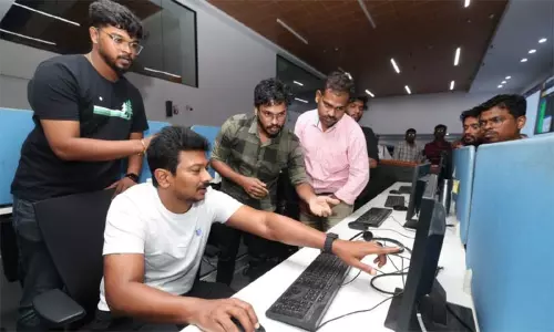 சென்னை மாநகராட்சி கட்டுப்பாட்டு மையத்தில் உதயநிதி ஸ்டாலின் ஆய்வு சென்னை மாநகராட்சி கட்டுப்பாட்டு மையத்தில் உதயநிதி ஸ்டாலின் ஆய்வு