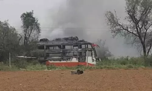 மின்கம்பி அறுந்து விழுந்ததில் தீப்பற்றி எரிந்த ஆம்னி பஸ் - 2 பேர் பலி மின்கம்பி அறுந்து விழுந்ததில் தீப்பற்றி எரிந்த ஆம்னி பஸ் - 2 பேர் பலி