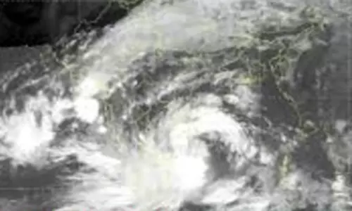 மோந்தா புயல்: சென்னையில் மழை குறையும் மோந்தா புயல்: சென்னையில் மழை குறையும்