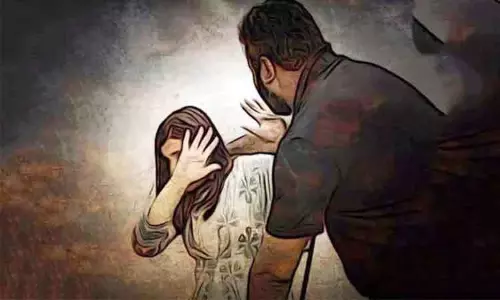 மாணவி பாலியல் தொல்லை வழக்கில் ஓய்வு பெற்ற தலைமை ஆசிரியர் தலைமறைவு