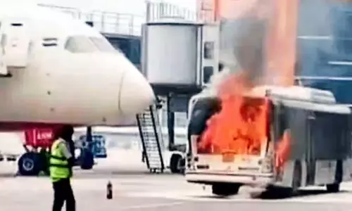 டெல்லி விமான நிலைய பஸ்சில் திடீர் தீ; அசம்பாவிதம் தவிர்ப்பு