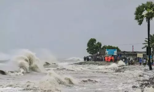 மசூலிப்பட்டினத்திற்கு 70 கி.மீ. தொலைவில் மோந்தா புயல் மசூலிப்பட்டினத்திற்கு 70 கி.மீ. தொலைவில் மோந்தா புயல்