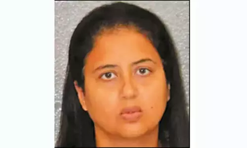 அமெரிக்காவில் வீட்டை சுத்தம் செய்யாத கணவரின் கழுத்தை அறுத்த இந்திய பெண் கைது அமெரிக்காவில் வீட்டை சுத்தம் செய்யாத கணவரின் கழுத்தை அறுத்த இந்திய பெண் கைது