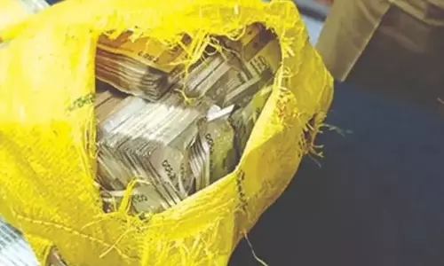 சாலையோரம் கேட்பாரற்று கிடந்த ரூ.17.5 லட்சம் வருமானவரித்துறையினரிடம் ஒப்படைப்பு சாலையோரம் கேட்பாரற்று கிடந்த ரூ.17.5 லட்சம் வருமானவரித்துறையினரிடம் ஒப்படைப்பு