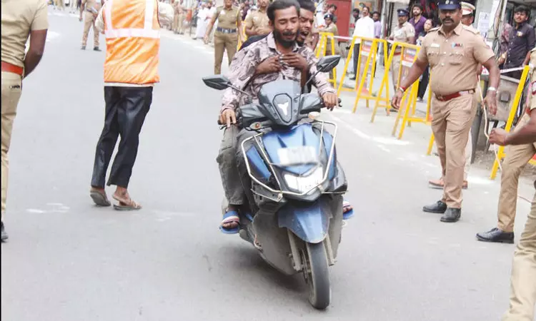 சி.பி.ராதாகிருஷ்ணன் நிகழ்ச்சியில் போலீசாரின் பாதுகாப்பை மீறி ஸ்கூட்டரில் உள்ளே புகுந்து தப்பிச் சென்ற 2 பேர் யார்..? சி.பி.ராதாகிருஷ்ணன் நிகழ்ச்சியில் போலீசாரின் பாதுகாப்பை மீறி ஸ்கூட்டரில் உள்ளே புகுந்து தப்பிச் சென்ற 2 பேர் யார்..?