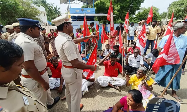 பரமன்குறிச்சியில் டிரான்ஸ்பார்மரை இடமாற்றம் செய்யக்கோரி மறியல்: பெண்கள் உள்பட 23 பேர் கைது பரமன்குறிச்சியில் டிரான்ஸ்பார்மரை இடமாற்றம் செய்யக்கோரி மறியல்: பெண்கள் உள்பட 23 பேர் கைது