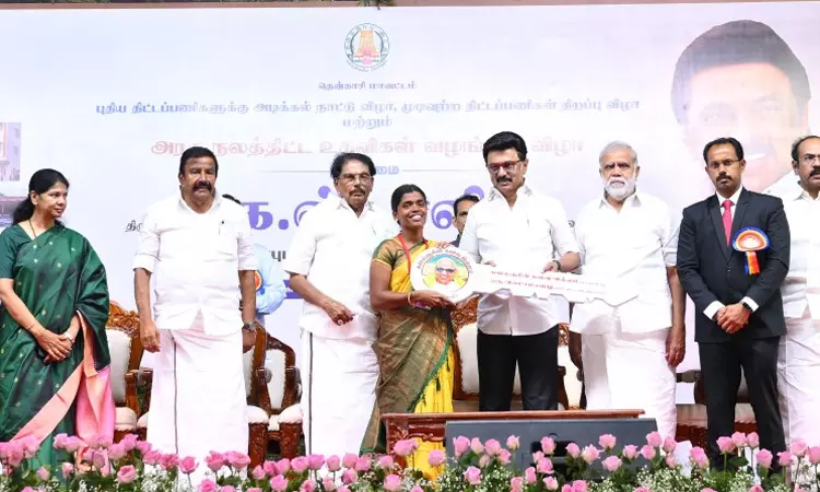 கலைஞரின் கனவு இல்லம்: ஒரு லட்சமாவது பயனாளிக்கு வீட்டிற்கான சாவியினை வழங்கினார் மு.க.ஸ்டாலின் கலைஞரின் கனவு இல்லம்: ஒரு லட்சமாவது பயனாளிக்கு வீட்டிற்கான சாவியினை வழங்கினார் மு.க.ஸ்டாலின்