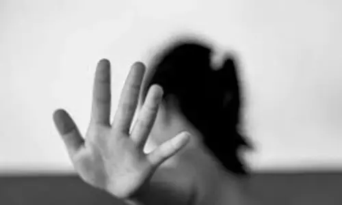 பலாத்காரம் செய்ய கடத்தப்பட்ட சிறுமி.. விபத்தில் சிக்கிய பைக்.. அடுத்து நடந்த அதிர்ச்சி பலாத்காரம் செய்ய கடத்தப்பட்ட சிறுமி.. விபத்தில் சிக்கிய பைக்.. அடுத்து நடந்த அதிர்ச்சி