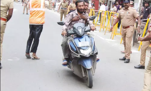 சி.பி.ராதாகிருஷ்ணன் நிகழ்ச்சியில் போலீசாரின் பாதுகாப்பை மீறி ஸ்கூட்டரில் உள்ளே புகுந்து தப்பிச் சென்ற 2 பேர் யார்..?