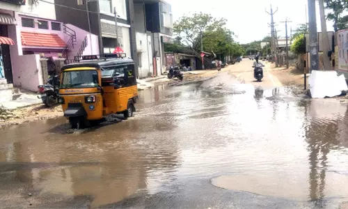 தூத்துக்குடி: சாலையில் தேங்கி நிற்கும் கழிவு நீரால் நோய் பரவும் அபாயம் தூத்துக்குடி: சாலையில் தேங்கி நிற்கும் கழிவு நீரால் நோய் பரவும் அபாயம்