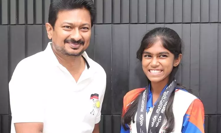 தடகளத்தில் பதக்கம் வென்ற தமிழக வீராங்கனைக்கு ரூ.25 லட்சம் ஊக்கத்தொகை:  உதயநிதி வழங்கினார்