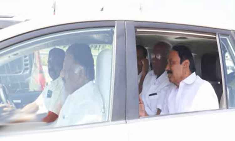 ஓ.பி.எஸ் - செங்கோட்டையன் ஒரே காரில் பயணம்