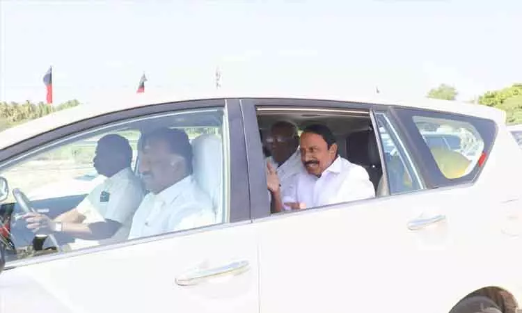 ஓ.பி.எஸ் - செங்கோட்டையன் ஒரே காரில் பயணம் ஓ.பி.எஸ் - செங்கோட்டையன் ஒரே காரில் பயணம்