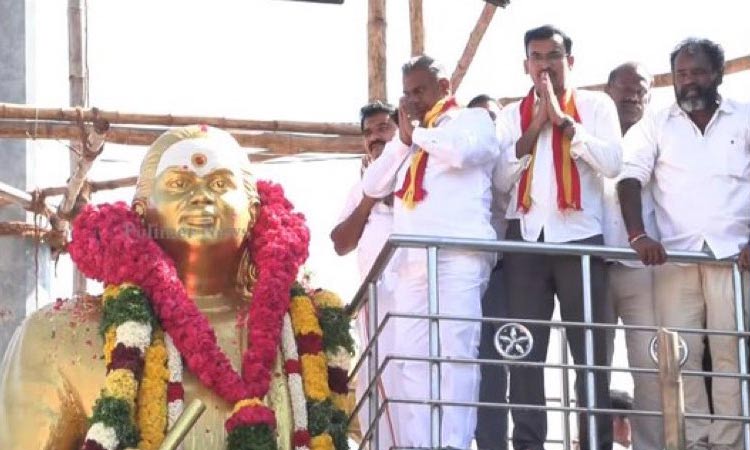 பசும்பொன் தேவர் சிலைக்கு தவெக சார்பில் மரியாதை