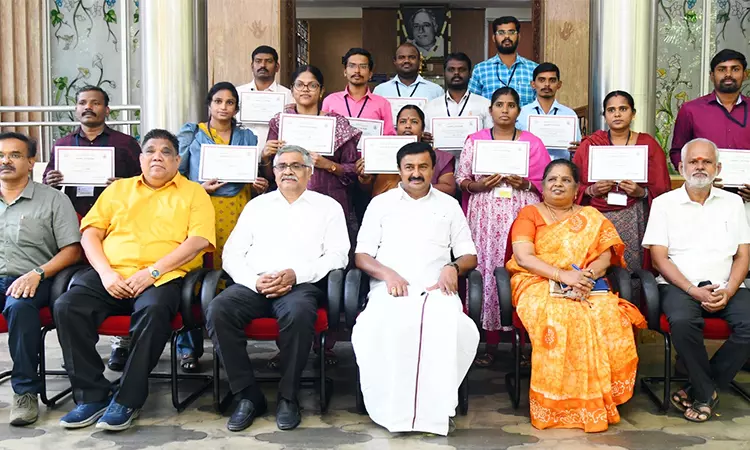 தமிழ் வளர்ச்சித் துறையில் 13 உதவி இயக்குநர்களுக்கான பணி நியமன ஆணை - அமைச்சர் மு.பெ.சாமிநாதன் வழங்கினார் தமிழ் வளர்ச்சித் துறையில் 13 உதவி இயக்குநர்களுக்கான பணி நியமன ஆணை - அமைச்சர் மு.பெ.சாமிநாதன் வழங்கினார்