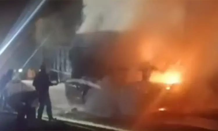 கர்நாடகத்தில் கார், லாரி நேரில் மோதி விபத்து - ஒருவர் உயிரிழப்பு கர்நாடகத்தில் கார், லாரி நேரில் மோதி விபத்து - ஒருவர் உயிரிழப்பு