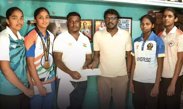 கண்ணகி நகர் கார்த்திகாவுக்கு ஊக்கத்தொகை அளித்து பாராட்டிய மாரி செல்வராஜ்!