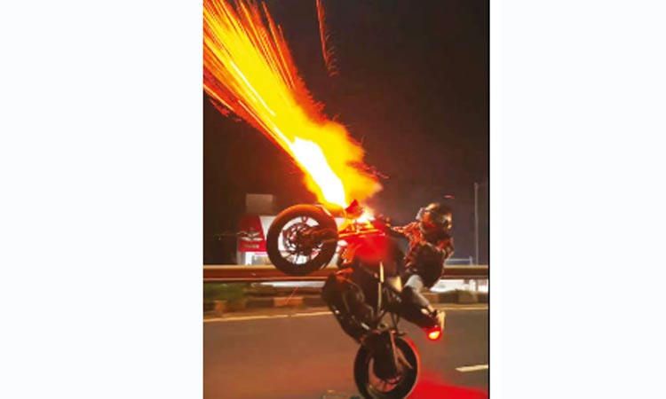 தேசிய நெடுஞ்சாலை மேம்பாலத்தில் பைக்கில் பட்டாசு வெடித்தபடி ‘வீலிங்’ செய்த 4 பேர் கைது