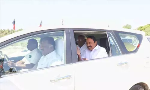 ஓ.பி.எஸ் - செங்கோட்டையன் ஒரே காரில் பயணம் ஓ.பி.எஸ் - செங்கோட்டையன் ஒரே காரில் பயணம்