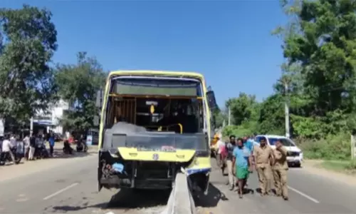 திண்டுக்கல்: சாலை தடுப்பில் அரசு பேருந்து மோதி விபத்து - உயிர்தப்பிய பயணிகள்
