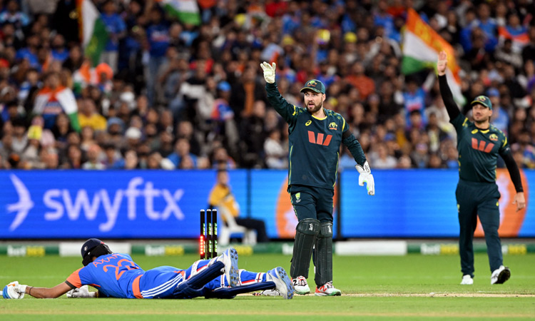 ஆஸி. அசத்தல் பந்துவீச்சு.. இந்தியா 125 ரன்களில் ஆல் அவுட்