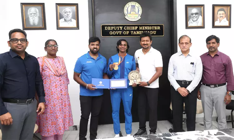 ஆசிய ஜூனியர் சாம்பியன்ஷிப்: தங்கம் வென்ற வீராங்கனைக்கு ஊக்கத்தொகை வழங்கினார் உதயநிதி ஸ்டாலின் ஆசிய ஜூனியர் சாம்பியன்ஷிப்: தங்கம் வென்ற வீராங்கனைக்கு ஊக்கத்தொகை வழங்கினார் உதயநிதி ஸ்டாலின்